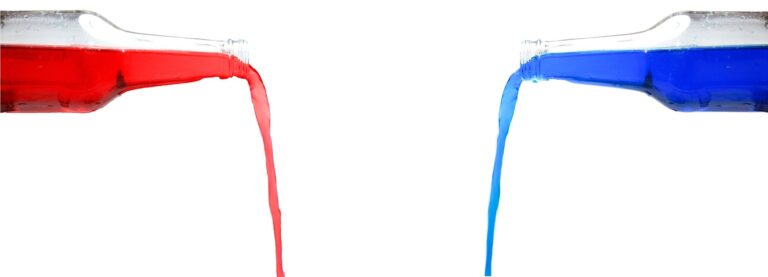 Bouteilles rouge et bleu