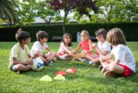 Enfants qui s'amusent assis dans l'herbe
