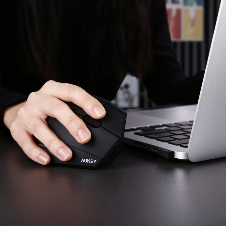 Position naturelle de la main sur la souris ergonomique verticale sans fil Aukey